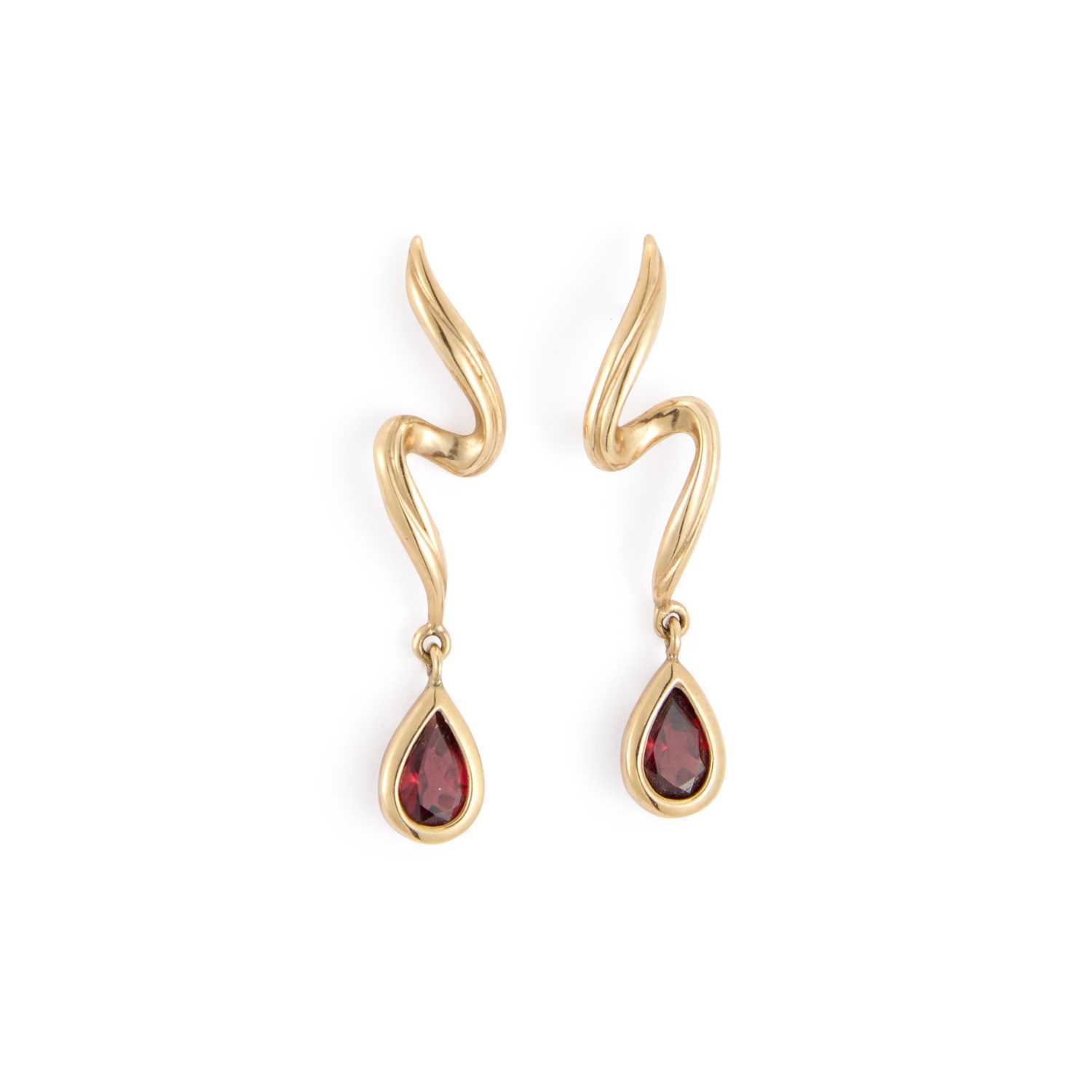 Lot 652 - A PAIR OF 9 CARAT GOLD GARNET DROP EARRINGS