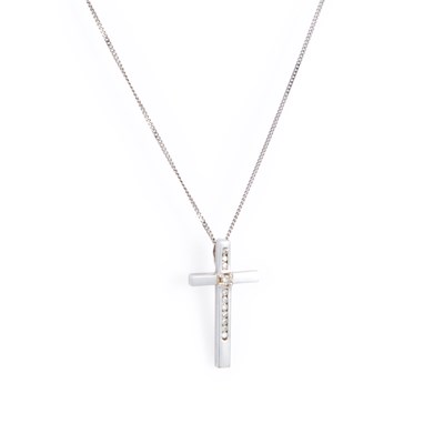Lot 661 - A 9 CARAT WHITE GOLD CROSS PENDANT ON CHAIN