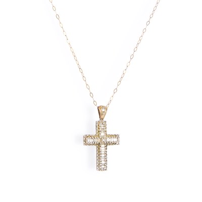 Lot 685 - A 9 CARAT GOLD CROSS PENDANT ON CHAIN