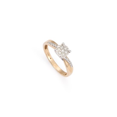Lot 695 - A 9 CARAT GOLD DIAMOND RING