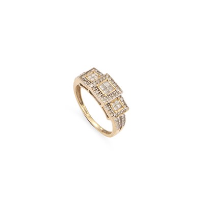 Lot 686 - A 9 CARAT GOLD DIAMOND RING