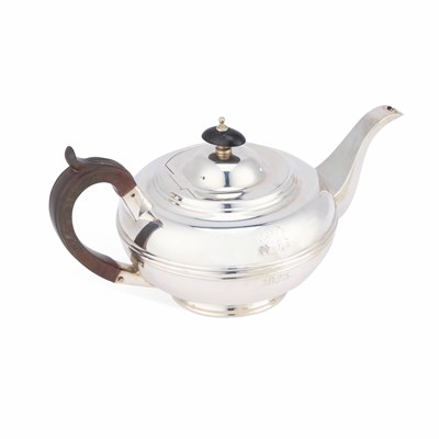 Lot 559 - A GEORGE III SILVER TEAPOT