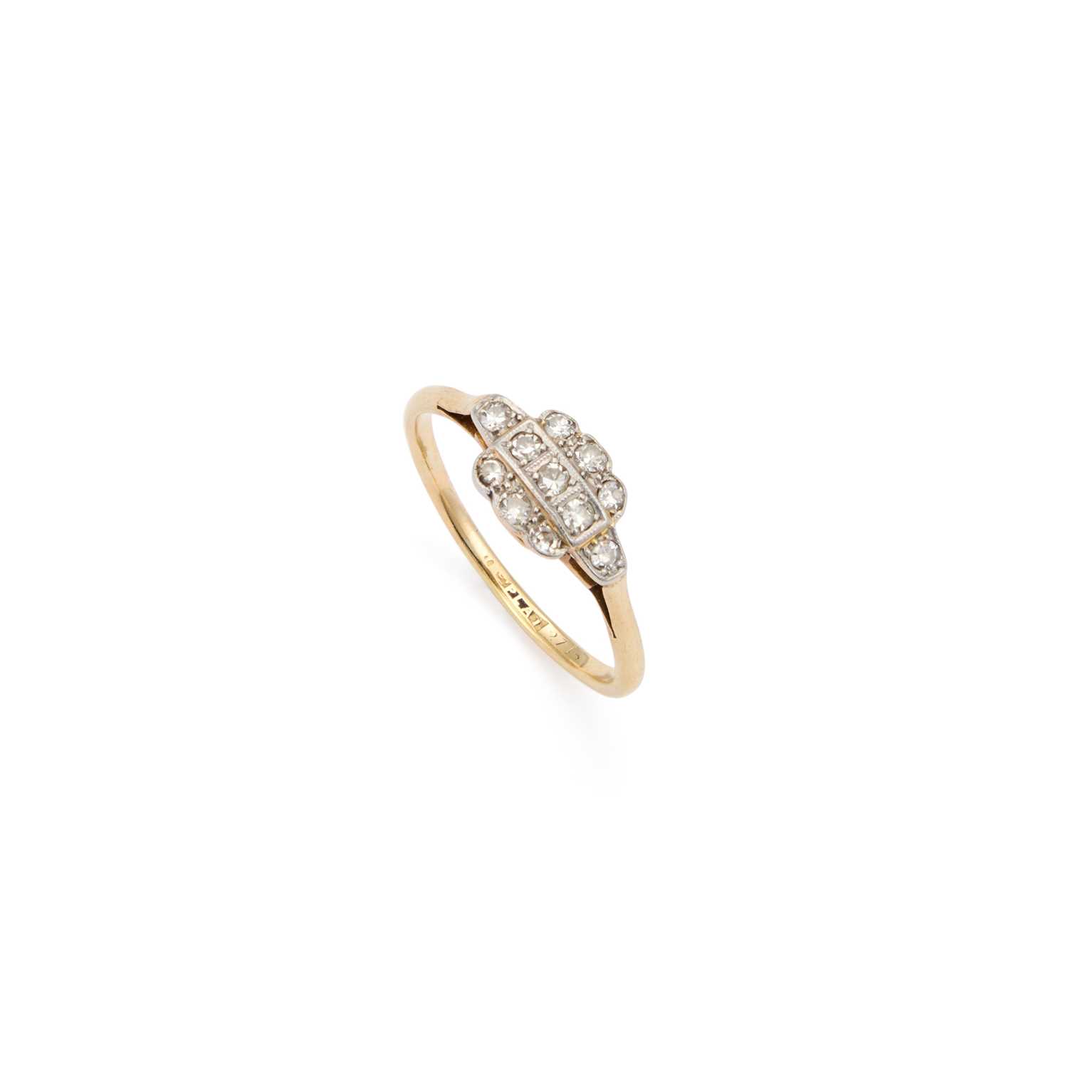 Lot 735 - A DIAMOND CLUSTER RING