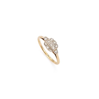 Lot 735 - A DIAMOND CLUSTER RING