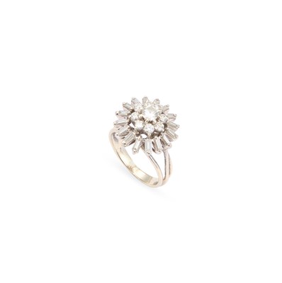 Lot 716 - A DIAMOND FLORAL CLUSTER RING
