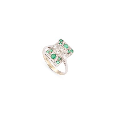 Lot 724 - AN EMERALD AND DIAMOND RING