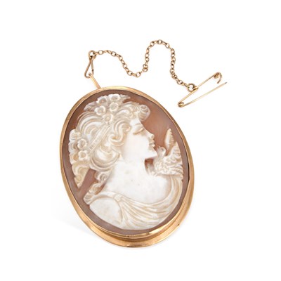 Lot 690 - A 9 CARAT GOLD MOUNTED CAMEO BROOCH/ PENDANT