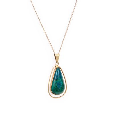 Lot 711 - A MALACHITE CHRYSOCOLLA PENDANT ON CHAIN
