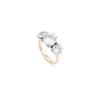 Lot 704 - A THREE STONE DIAMOND RING