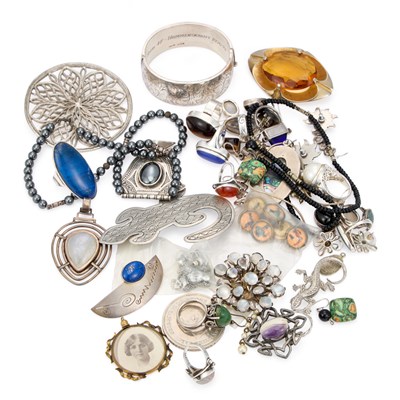 Lot 684 - A GROUP OF SILVER AND COSTUME JEWELLERY