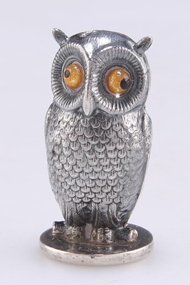 Lot 1419 - AN EDWARDIAN SILVER OWL DESK SEAL