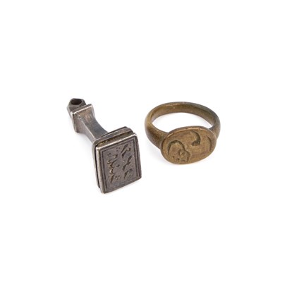 Lot 32 - A BRONZE SIGNET RING AND A SMALL METAL SEAL
