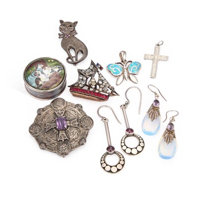 Lot 674 - A GROUP OF JEWELLERY