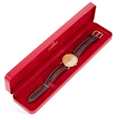 Lot 627 - A GENTS 9CT GOLD OMEGA STRAP WATCH