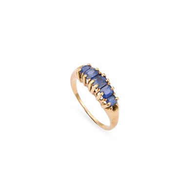 Lot 227 - A SAPPHIRE RING