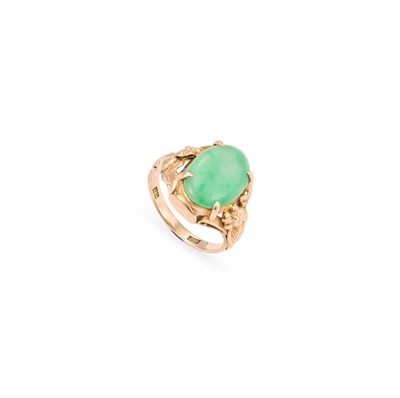 Lot 720 - A JADE RING