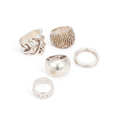 Lot 675 - FIVE SILVER RINGS