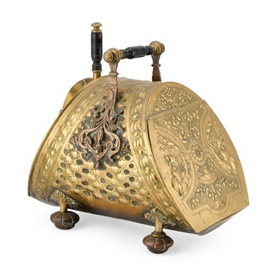 Lot 240 - AN EDWARDIAN COUNTRY HOUSE BRASS COAL SCUTTLE