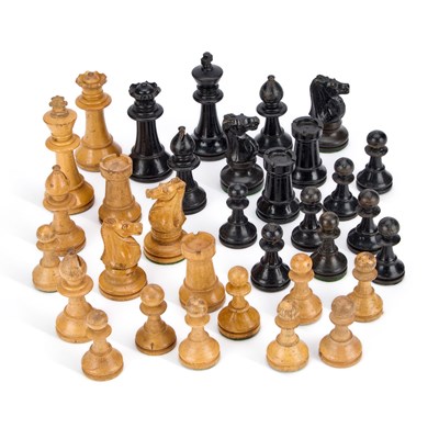Lot 931 - AN EARLY 20TH CENTURY BOXWOOD AND EBONY CHESS SET