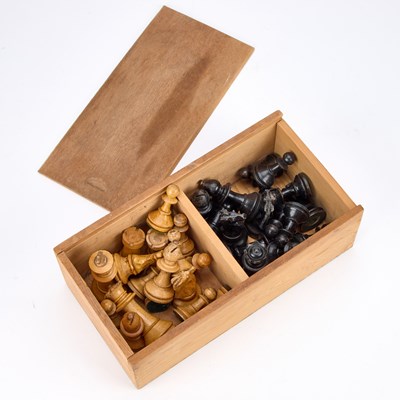 Lot 931 - AN EARLY 20TH CENTURY BOXWOOD AND EBONY CHESS SET