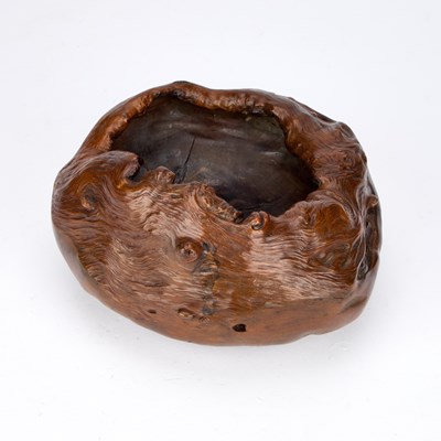 Lot 686 - A CHINESE BURL WOOD BRUSH WASHER