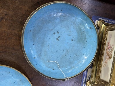 Lot 698 - A CHINESE CLOISONNÉ ENAMELLED BRONZE BOX AND COVER