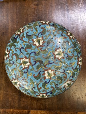 Lot 698 - A CHINESE CLOISONNÉ ENAMELLED BRONZE BOX AND COVER