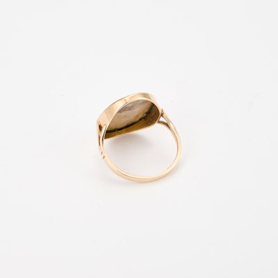 Lot 852 - A PORCELAIN PORTRAIT MINIATURE RING