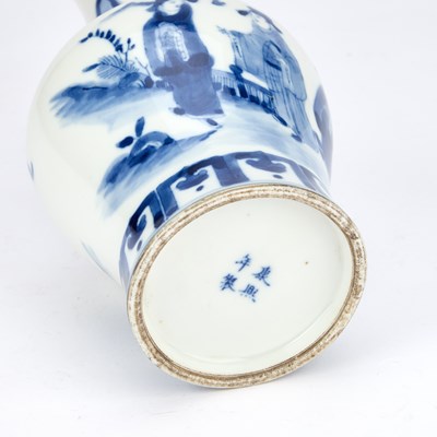 Lot 661 - A CHINESE BLUE AND WHITE PORCELAIN VASE
