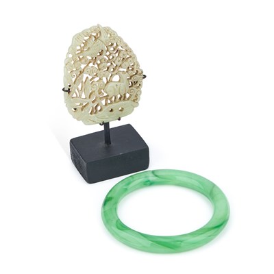 Lot 705 - A CHINESE PIERCED AND CARVED JADE PLAQUE