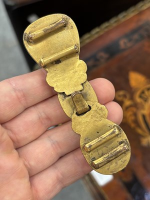 Lot 721 - A CHINESE GILT-BRONZE AND HARDSTONE BELT BUCKLE