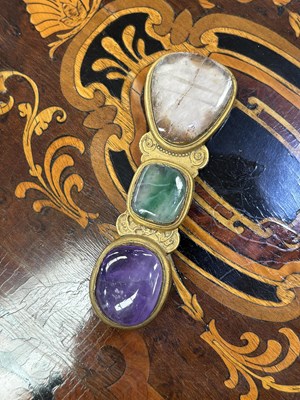 Lot 721 - A CHINESE GILT-BRONZE AND HARDSTONE BELT BUCKLE