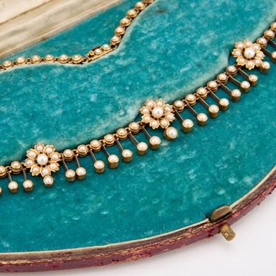 Lot 631 - A LATE VICTORIAN SEED PEARL FRINGE NECKLACE