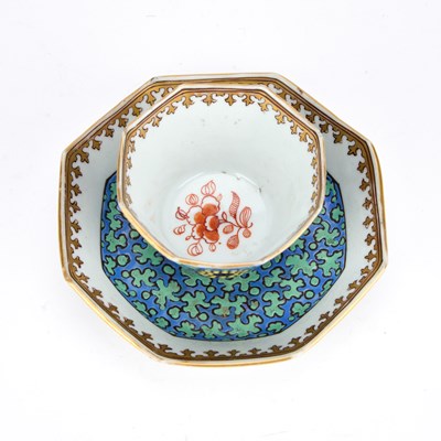 Lot 679 - A CHINESE ENAMELLED PORCELAIN TEA BOWL AND SAUCER