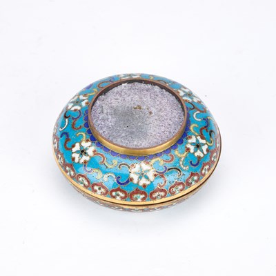 Lot 714 - A CHINESE CLOISONNÉ ENAMEL BOX AND COVER
