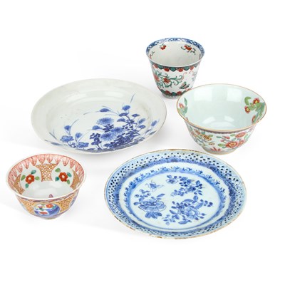 Lot 219 - FIVE PIECES OF CHINESE AND JAPANESE PORCELAIN