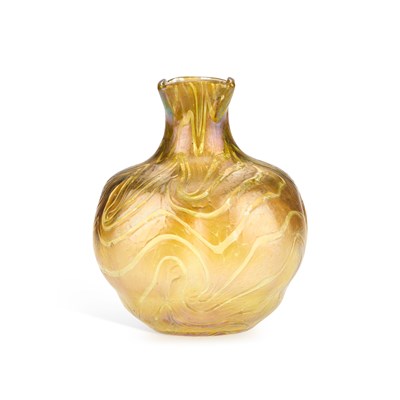Lot A FRITZ HECKERT 'CHANGEANT' GLASS VASE