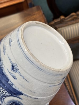 Lot 672 - AN 18TH CENTURY CHINESE BLUE AND WHITE CIDER JUG