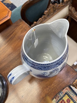 Lot 672 - AN 18TH CENTURY CHINESE BLUE AND WHITE CIDER JUG