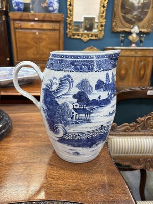 Lot 672 - AN 18TH CENTURY CHINESE BLUE AND WHITE CIDER JUG