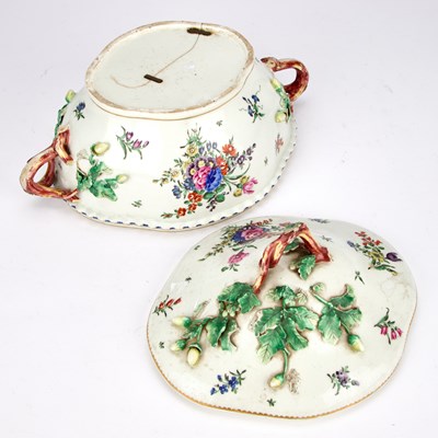 Lot 109 - A WORCESTER TUREEN AND COVER