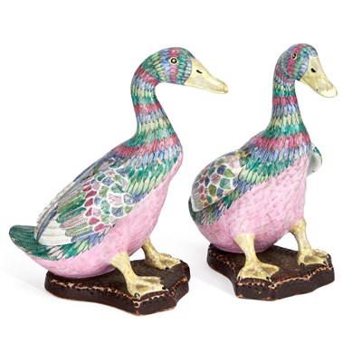 Lot A PAIR OF CHINESE FAMILLE ROSE PORCELAIN MODELS OF DUCKS