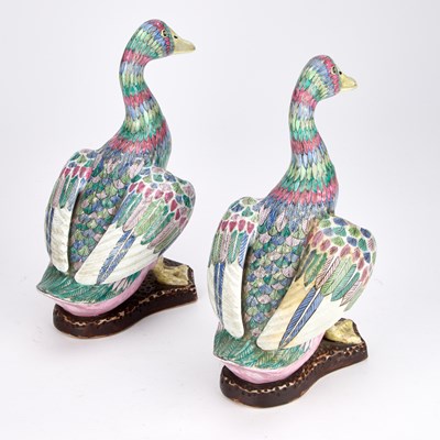 Lot 184 - A PAIR OF CHINESE FAMILLE ROSE PORCELAIN MODELS OF DUCKS