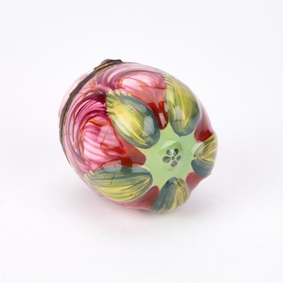 Lot 762 - A RARE ENGLISH ENAMEL BOX OR BONBONNIÈRE