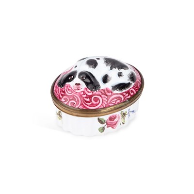 Lot 776 - A SOUTH STAFFORDSHIRE ENAMEL SPANIEL BONBONNIÈRE