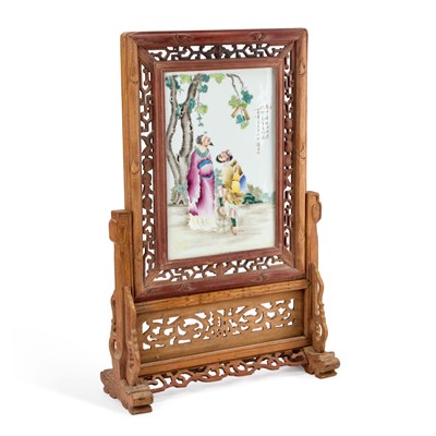 Lot 16 - A CHINESE FAMILLE ROSE PORCELAIN TABLE SCREEN