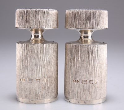 Lot 1489 - A PAIR OF ELIZABETH II SILVER SALT AND PEPPER MILLS