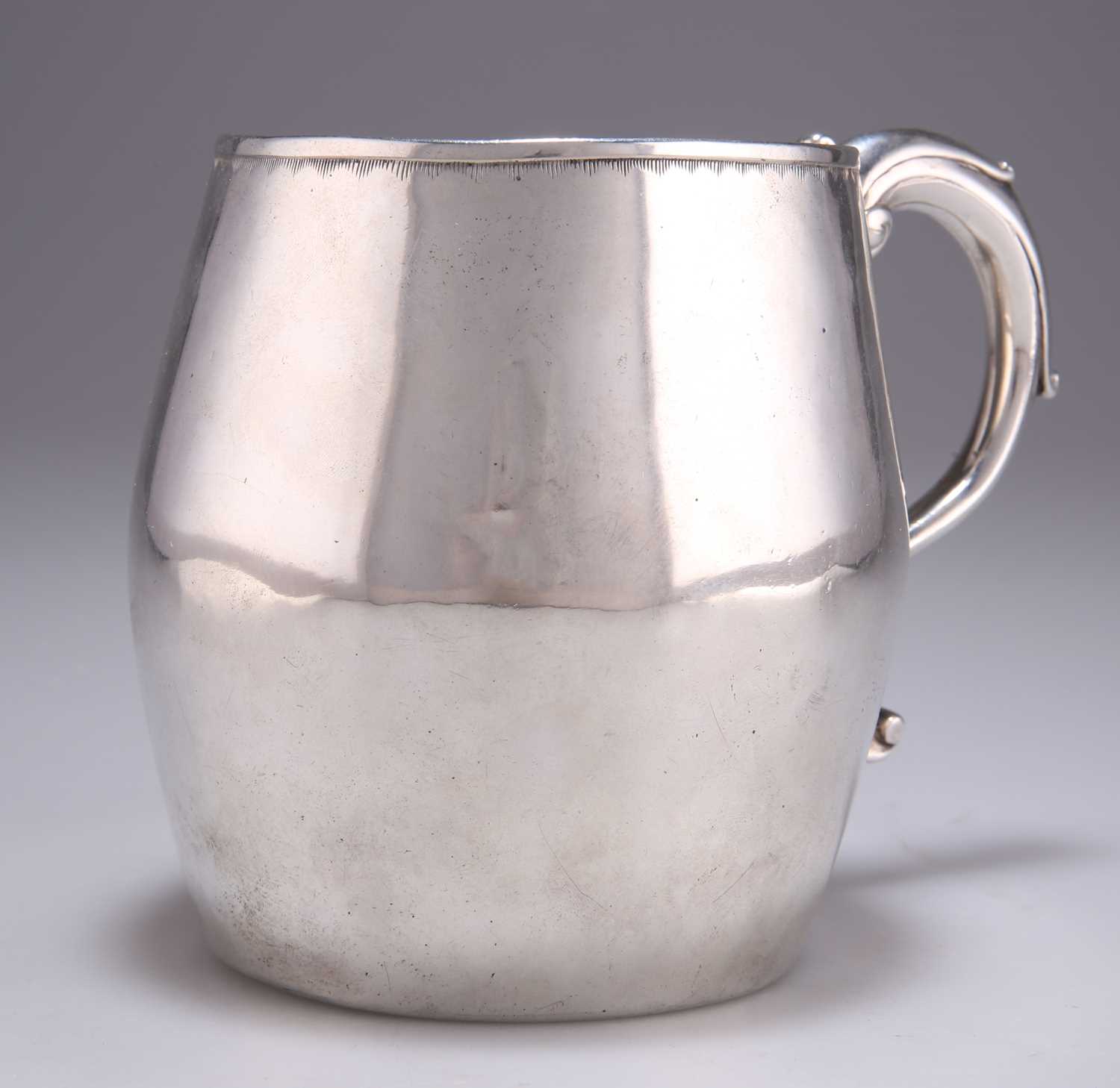 Lot 1018 - A SOUTH AMERICAN LARGE BARREL-SHAPED MUG