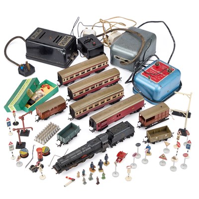 Lot 63 - A COLLECTION OF VINTAGE ‘O’ GAUGE MODEL RAILWAY ITEMS