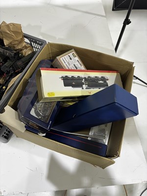 Lot 62 - A LARGE COLLECTION OF '00' GAUGE MODEL LOCOMOTIVES AND TENDERS